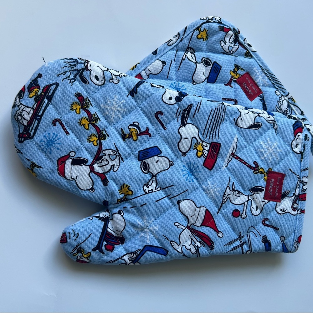 NWOT! PEANUTS SNOOPY CHRISTMAS OVEN MITT AND POTHOLDER SET. - Picture 3 of 7